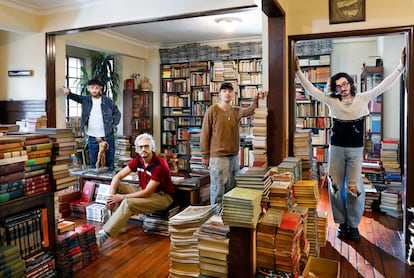 Los cuatro miembros de la banda colombiana posan en el interior de la librería Merlín, uno de sus rincones favoritos en Bogotá.