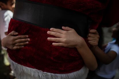 Un niño abraza a Santa al término de la entrega. 