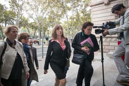 La directora de un instituto p&uacute;blico de L&rsquo;Hospitalet de Llobregat, Dolores Agenjo, al llegar a la Audiencia. 