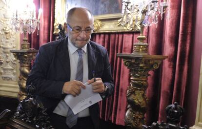 El alcalde de Ourense saliendo del pleno de esta mañana en el Ayuntamiento
