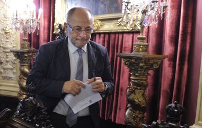 El alcalde de Ourense saliendo del pleno de esta mañana en el Ayuntamiento 