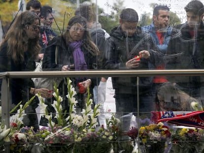 La estación de metro de Alameda de Osuna se ha convertido en un improvisado altar en homenaje a las cuatro víctimas mortales del Madrid Arena. Los amigos también han escrito mensajes de condolencia en los cristales. María Teresa Alonso, de 20 años, continuaba ayer en estado crítico, ingresada en la unidad de cuidados intensivos de la Fundación Jiménez Díaz.