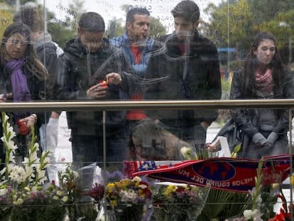 La estación de metro de Alameda de Osuna se ha convertido en un improvisado altar en homenaje a las cuatro víctimas mortales del Madrid Arena. Los amigos también han escrito mensajes de condolencia en los cristales. María Teresa Alonso, de 20 años, continuaba ayer en estado crítico, ingresada en la unidad de cuidados intensivos de la Fundación Jiménez Díaz.