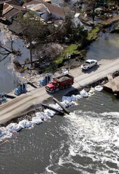 Una instalación provisional bombea las aguas de  una de las calles inundadas en  Nueva Orleans.