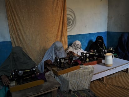 Taller textil en el que un grupo de mujeres, muchas de ellas viudas, aprenden a coser y ganan un salario de unos 20 euros al mes en un pueblo a las afueras de la ciudad de Kandahar, en el sureste de Afganistán.