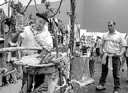 Un hombre trabaja una pieza de madera en la última edición de la feria de artesanía de Getxo.