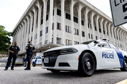 Agentes de Policía protegen el juzgado federal donde ha quedado imputado William Routh West 