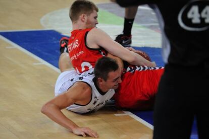 Pelea entre Hervelle y Bertrans en el derbi vasco del Buesa Arena.