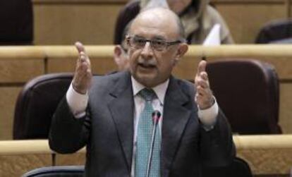 El ministro de Hacienda, Cristóbal Montoro, durante su intervención en el pleno del Senado celebrado esta tarde en la Cámara Alta.