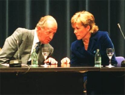 El rey Juan Carlos conversa con la ministra Pilar del Castillo durante la inauguración del congreso.