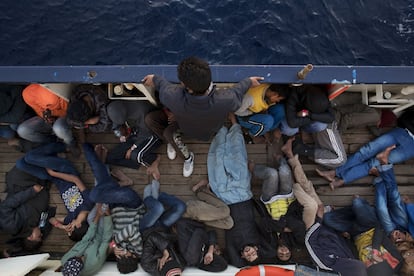 El buque 'Golfo Azurro' operado por la ONG española Proactiva Open Arms que se dedica a ayudar a los refugiados y migrantes que cruzan el Mediterráneo huyendo de conflictos bélicos, persecución o pobreza. En la imagen, un grupo de migrantes descansan a bordo del buque de la ONG española, el 6 de abril.