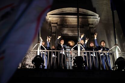 Varios ministros saludan desde el Palacio Chigi tras la presentación de los objetivos presupuestarios, el 27 de septiembre de 2018 en Roma, Italia.