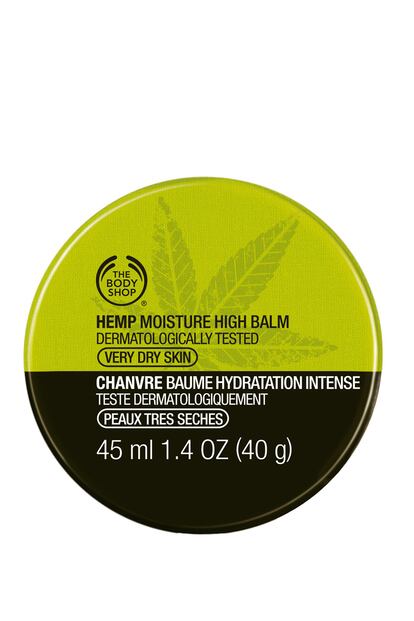 De la gama de cáñamo de The Body Shop destacamos su Bálsamo Hidratante Multiuso, perfecto para las pieles más secas o esas zonas rebeldes como los codos o las rodillas que tienden a la sequedad. Se puede utilizar en cualquier momento que se necesite un extra de hidratación -es perfecta para el invierno- y viene en un cómodo envase que facilita la aplicación. La podemos adquirir en la web de la firma por 4 euros.