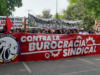 Pancarta de la organización Frente Obrero que participó ayer, con el lema "Contra la burocracia sindical" en la manifestación organizada por CC OO y UGT en Madrid.