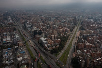 “Con esta jornada fortaleceremos el transporte público, los viajes a pie y en bicicleta. A esto se suma un gran plan de intervención del sector Movilidad donde tendremos más de 1.140 agentes en vía, 200 operadores del grupo guía y 50 puntos de control “, sostuvo Deyanira Ávila, secretaria de Movilidad. En la imagen, una vista aérea de la ciudad de Bogotá durante la hora pico de tráfico en la mañana.
