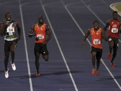 Bolt, a la izquierda, ve cómo se escapa Blake, segundo por la derecha, en Kingston