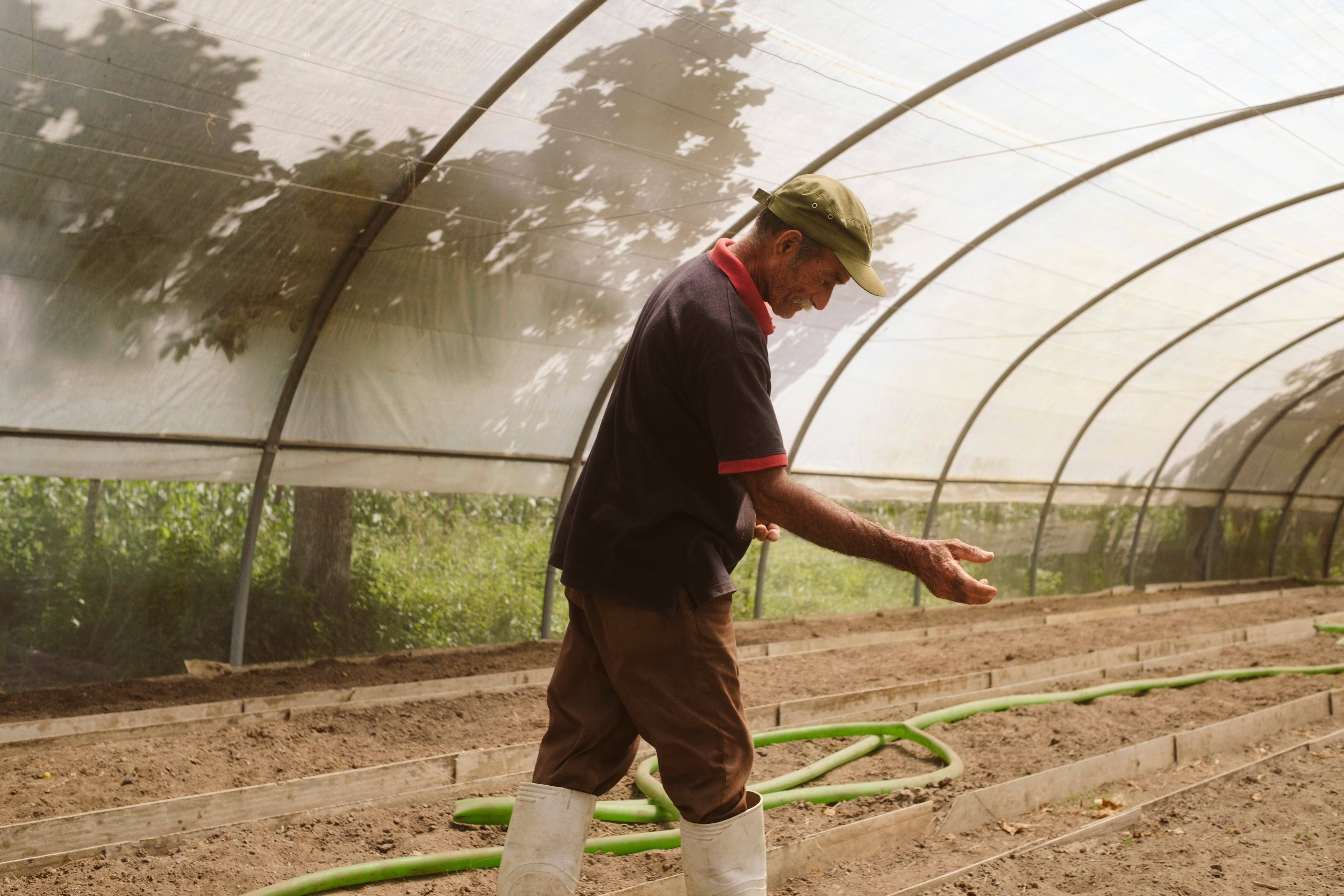 Francisco Lazo trabaja en las estructuras para cultivar tabaco.