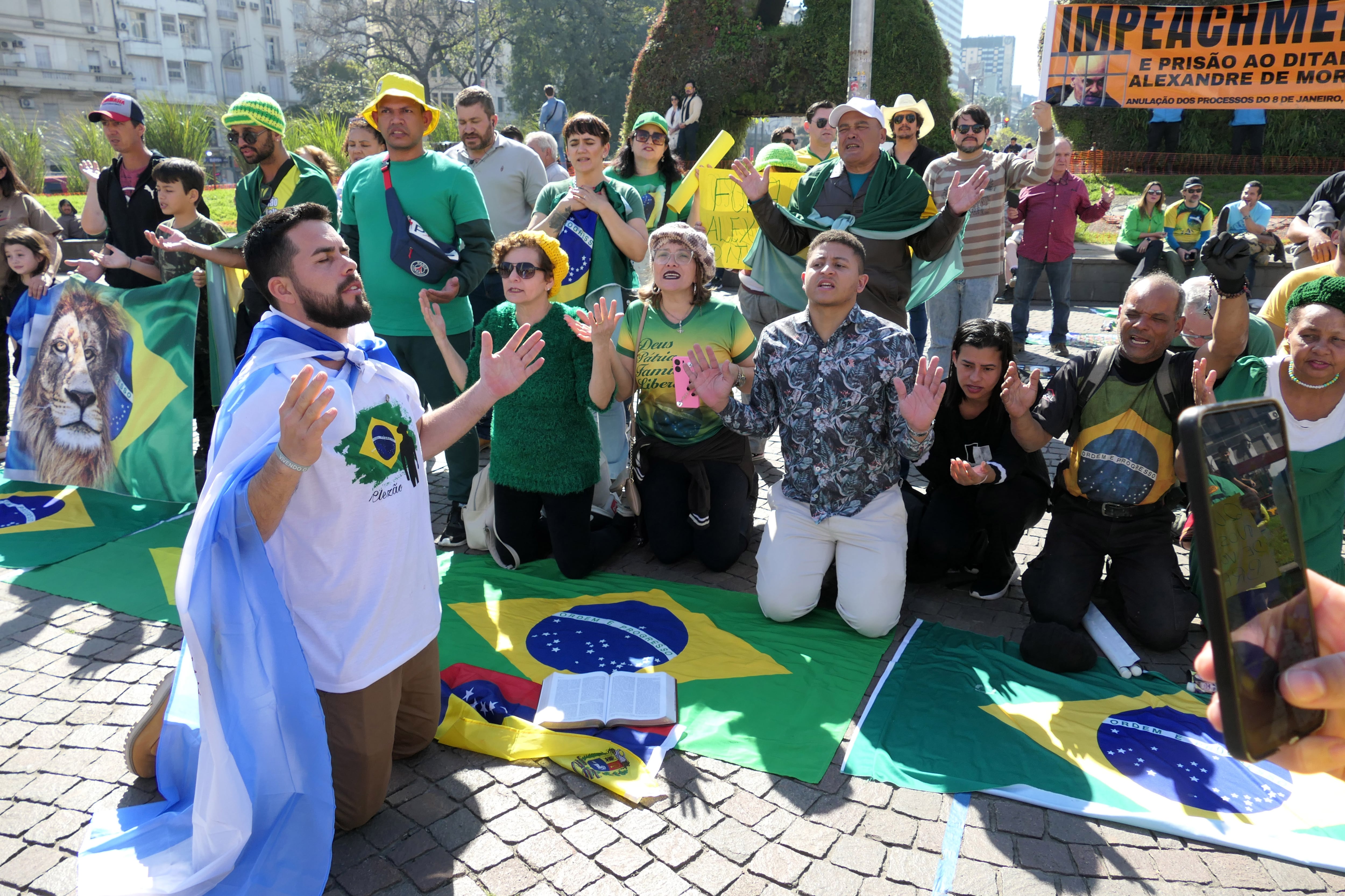 Ciudadanos brasileños simpatizantes de Jair Bolsonaro, en Argentina el 7 de septiembre de 2024.