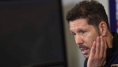 Simeone en la rueda de prensa posterior al entrenamiento en el Calderón.