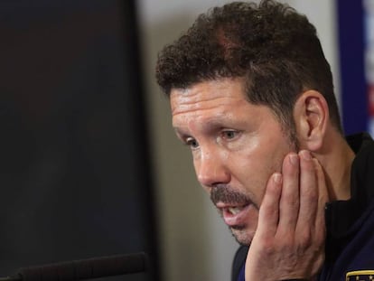 Simeone en la rueda de prensa posterior al entrenamiento en el Calderón.