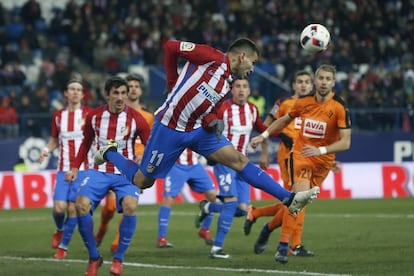 El delantero argentino del Atlético de Madrid Ángel Correa dispara un balón de cabeza durante el partido frente al Eibar de ida de cuartos de final de la Copa del Rey que se juega en el estadio Vicente Calderón de Madrid.