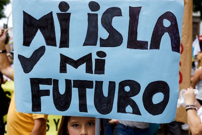 Una de las pancartas de la protesta del sábado en Santa Cruz de Tenerife contra la masificación turística.
