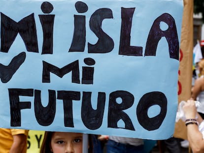 Una de las pancartas de la protesta del sábado en Santa Cruz de Tenerife contra la masificación turística.