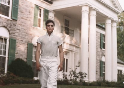 Elvis Presley, ante el pórtico de la fachada neoclásica de Graceland. |