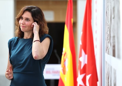 La presidenta de la Comunidad de Madrid, Isabel Díaz Ayuso, en la inauguración este lunes en la Puerta del Sol de una exposición fotográfica sobre Venezuela.