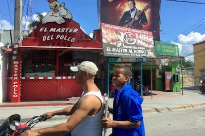 Una escena habitual en República Dominicana: en la moto sin casco.