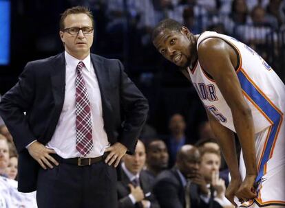 Scott Brooks, junto a Kevin Durant.