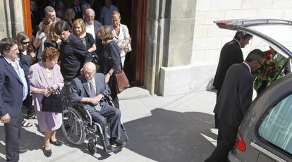 La familia de Emili Teixidor, a la salida del funeral celebrado ayer en Roda de Ter. 