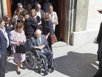 La familia de Emili Teixidor, a la salida del funeral celebrado ayer en Roda de Ter. 