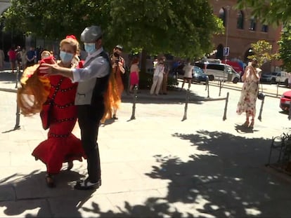 Una pareja vestida de chulapos bailando frente a la iglesia de la Virgen de la Paloma y San Pedro el Real en el día de su fiesta, en agosto.