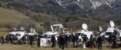 Medios de comunicación, cerca de la montaña donde se estrelló el vuelo de Germanwings.