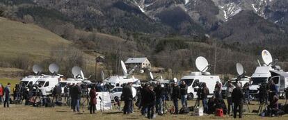 Medios de comunicaci&oacute;n, cerca de la monta&ntilde;a donde se estrell&oacute; el vuelo de Germanwings.