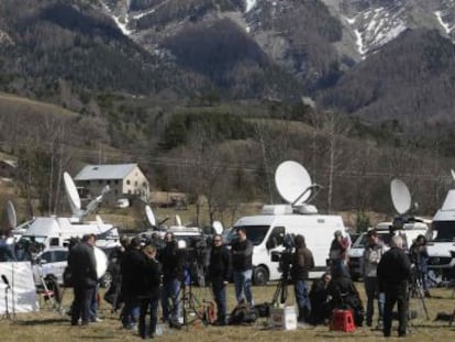 Medios de comunicaci&oacute;n, cerca de la monta&ntilde;a donde se estrell&oacute; el vuelo de Germanwings.