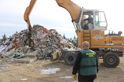 La Guardia Civil inspecciona las basuras del vertedero de RINZA, para residuos industriales en las afueras de Zaragoza, donde se depositaban toneladas de residuos urbanos procedentes de Francia e Italia.