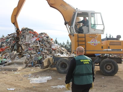 La Guardia Civil inspecciona las basuras del vertedero de RINZA, para residuos industriales en las afueras de Zaragoza, donde se depositaban toneladas de residuos urbanos procedentes de Francia e Italia.