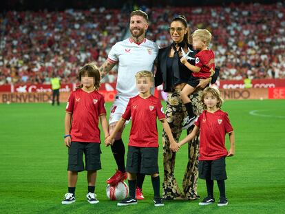 Pilar Rubio y Sergio Ramos, con sus hijos, durante su presentación como nuevo jugador del Sevilla en el estadio Ramón Sánchez-Pizjuán, el 6 de septiembre.