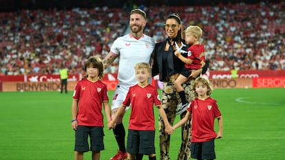 Pilar Rubio y Sergio Ramos, con sus hijos, durante su presentación como nuevo jugador del Sevilla en el estadio Ramón Sánchez-Pizjuán, el 6 de septiembre.