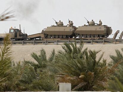 Un camión transporta dos tanques con soldados en Manama.