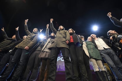 El candidato a la Presidencia del Gobierno por Podemos, Pablo Iglesias (c), junto a otros dirigentes celebran los resultados en las elecciones generales de 2015.