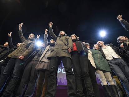 El candidato a la Presidencia del Gobierno por Podemos, Pablo Iglesias (c), junto a otros dirigentes celebran los resultados en las elecciones generales de 2015.