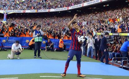 El brasile&ntilde;o Neymar saluda a los aficionados durante su presentaci&oacute;n.