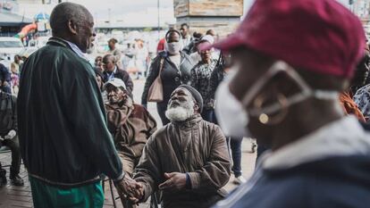 Un momento de relajación en la crisis del coronavirus, en Soweto, un suburbio sudafricano.