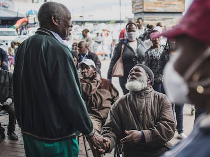 Un momento de relajación en la crisis del coronavirus, en Soweto, un suburbio sudafricano.