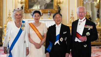 De izquierda a derecha: la reina Camila, la emperatriz Masako, el emperador Naruhito y el rey Carlos III posan para una fotografía antes del banquete de Estado en el palacio de Buckingham, el 25 de junio de 2024 en Londres.