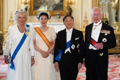 De izquierda a derecha: la reina Camila, la emperatriz Masako, el emperador Naruhito y el rey Carlos III posan para una fotografía antes del banquete de Estado en el palacio de Buckingham, el 25 de junio de 2024 en Londres.