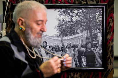 Fito Ferreiro, amigo de Falcés, con la imagen de fondo de la manifestación del Orgullo de 1977 en la que participó Falcés.